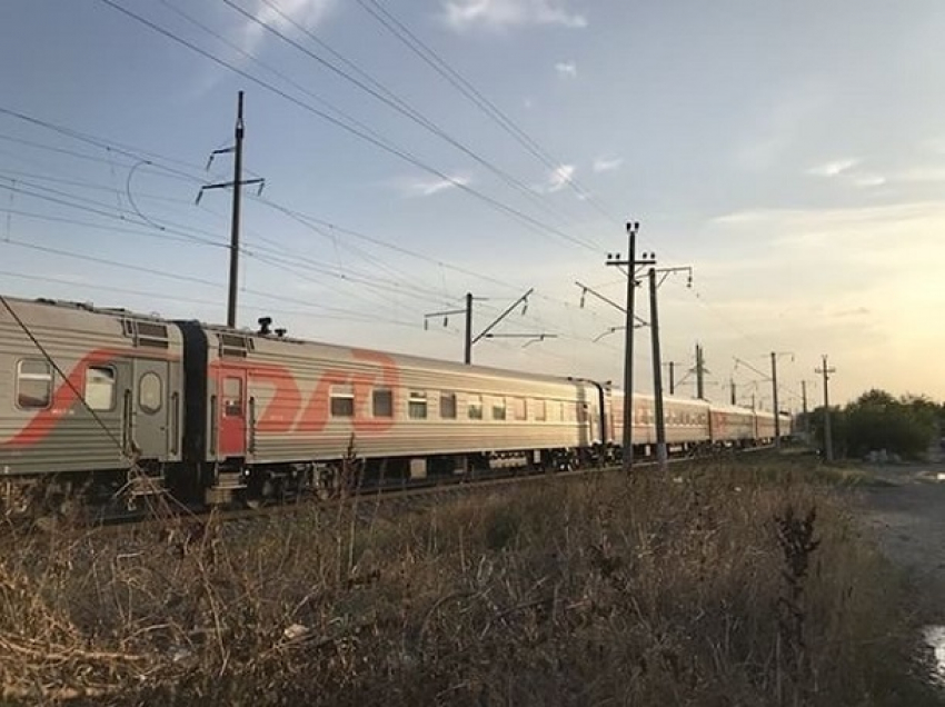 Молодой человек в наушниках попал под поезд на Ставрополье - мужчине отрезало ногу