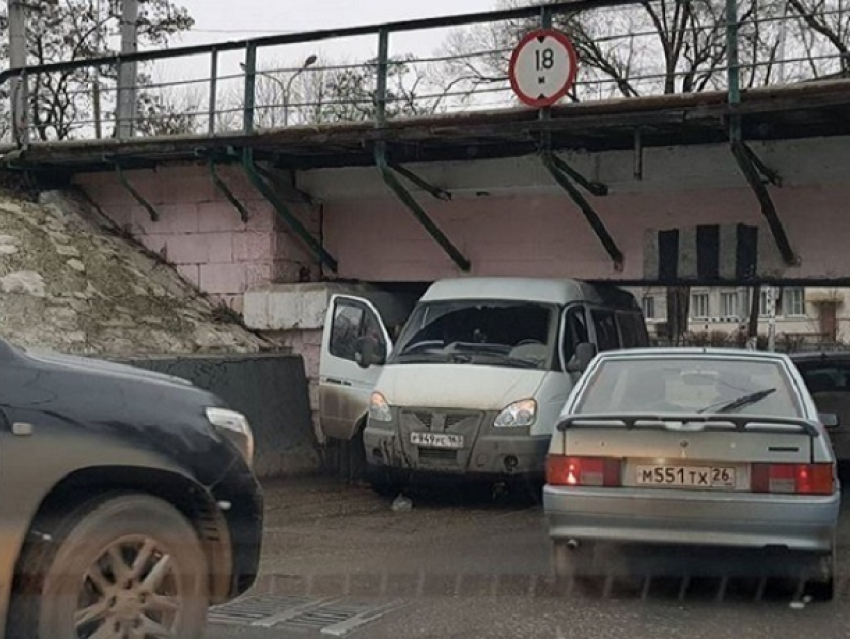 Навигатор завел «Газель» под знаменитый мост-ловушку в Пятигорске