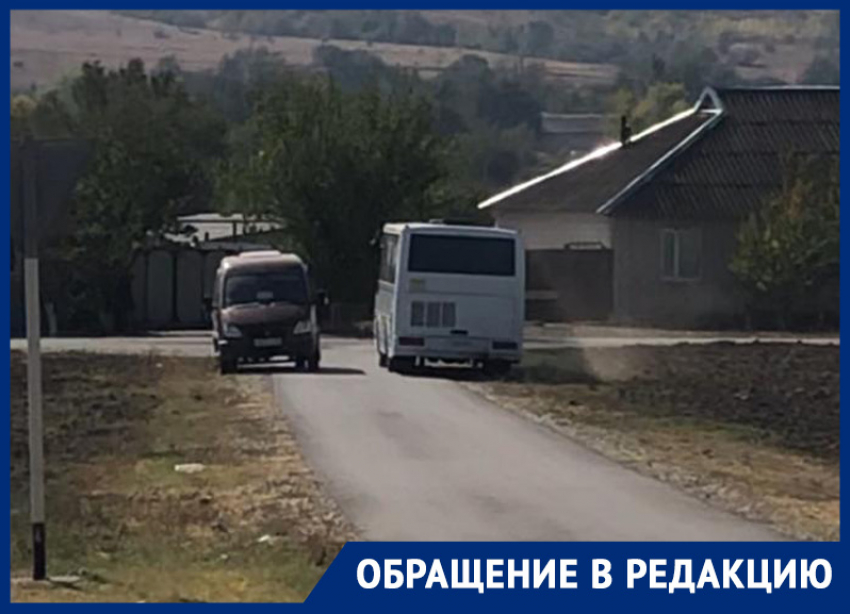 Тротуара нет, вместо него ― кювет. Жители села Шишкино боятся ездить по новой дороге