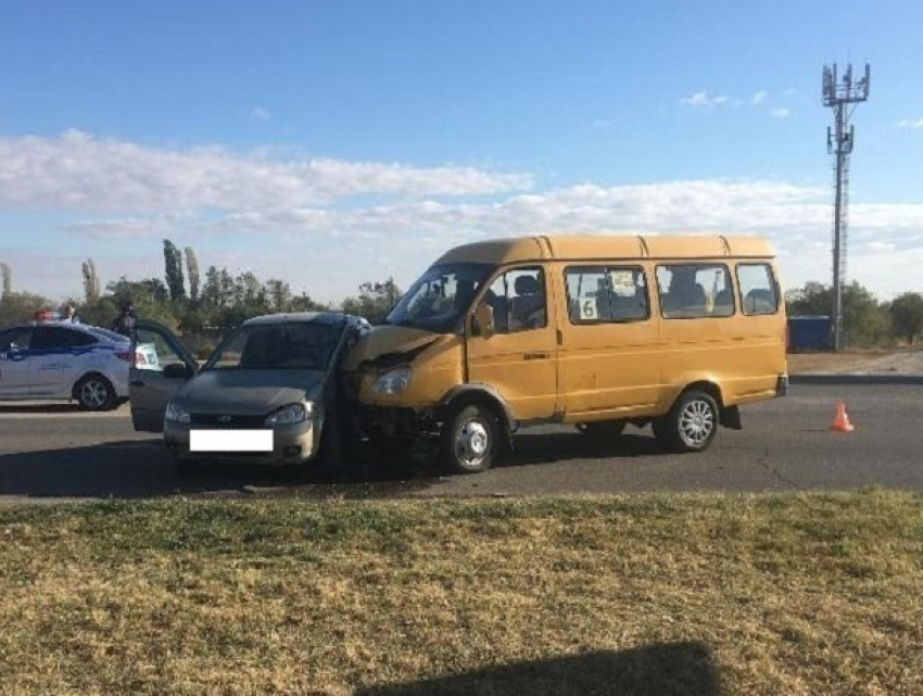8 человек пострадали в серьезном столкновении пассажирской маршрутки и «Калины» на Ставрополье