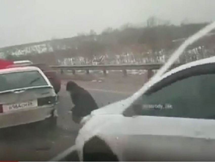 Шесть автомобилей столкнулись на скользкой трассе в Ставропольском крае