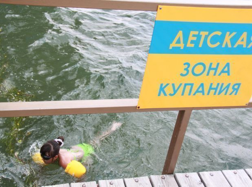 Трехлетняя девочка ушла под воду на озере Ставрополья, пока ее отец сидел спиной к берегу