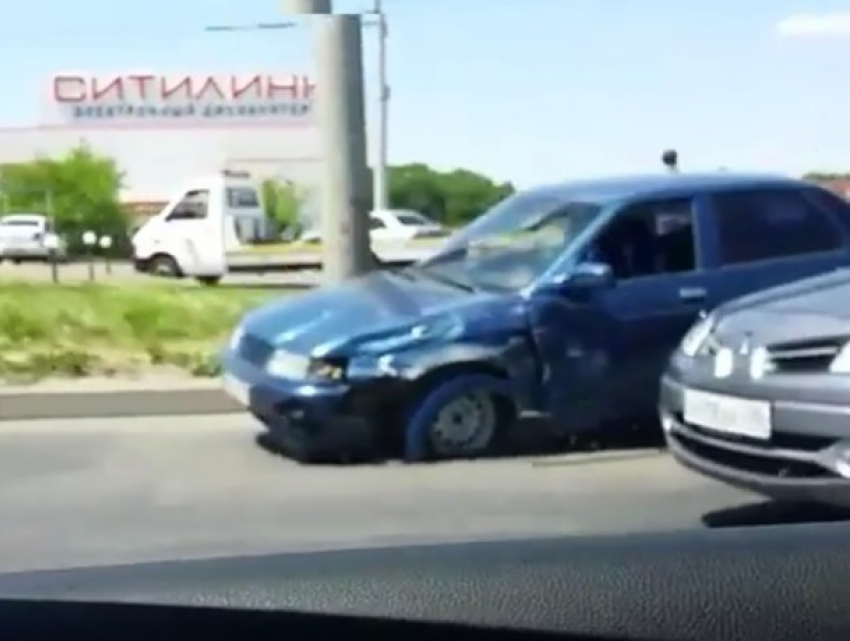 Последствия столкновения «десятки» с иномаркой на Кулакова в Ставрополе попали на видео 