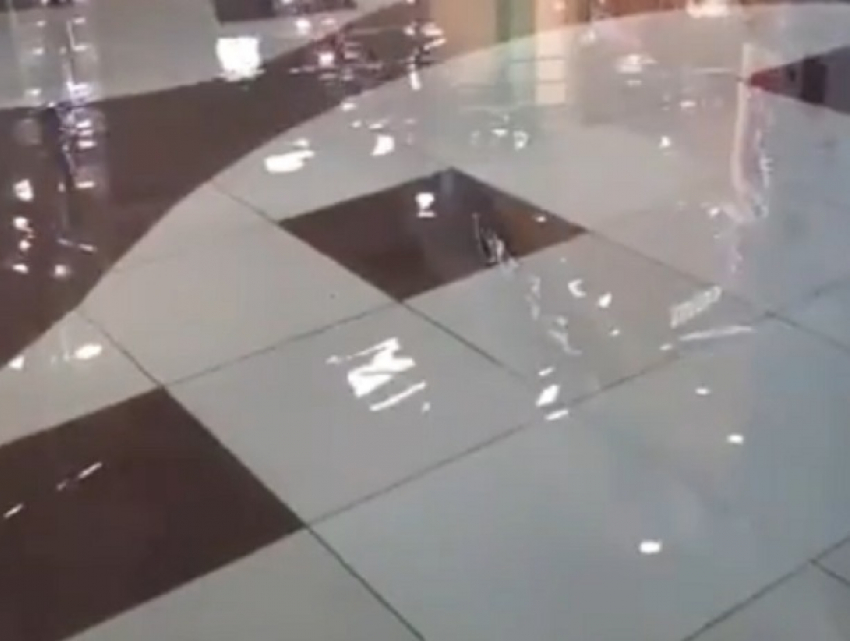 Вселенский потоп: в Пятигорске затопило торговый центр «Вершина»