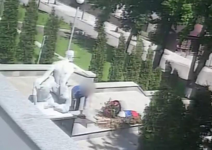 Житель Ставрополья осквернил мемориал и получил 10 месяцев исправительных работ