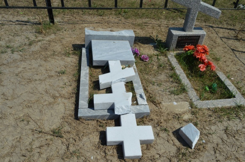Малолетние вандалы разрушили кладбище