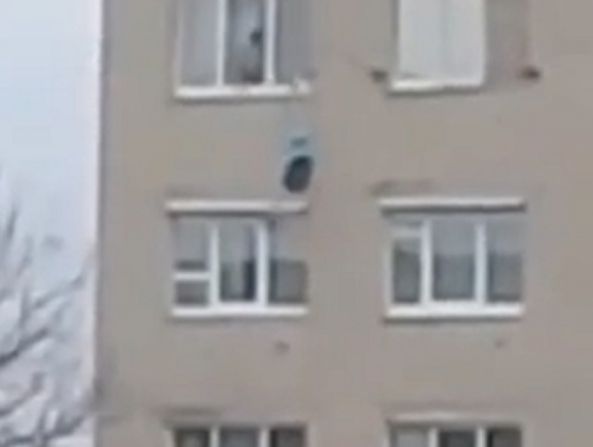 Падение девушки с 5 этажа попало на видео в Ставропольском крае