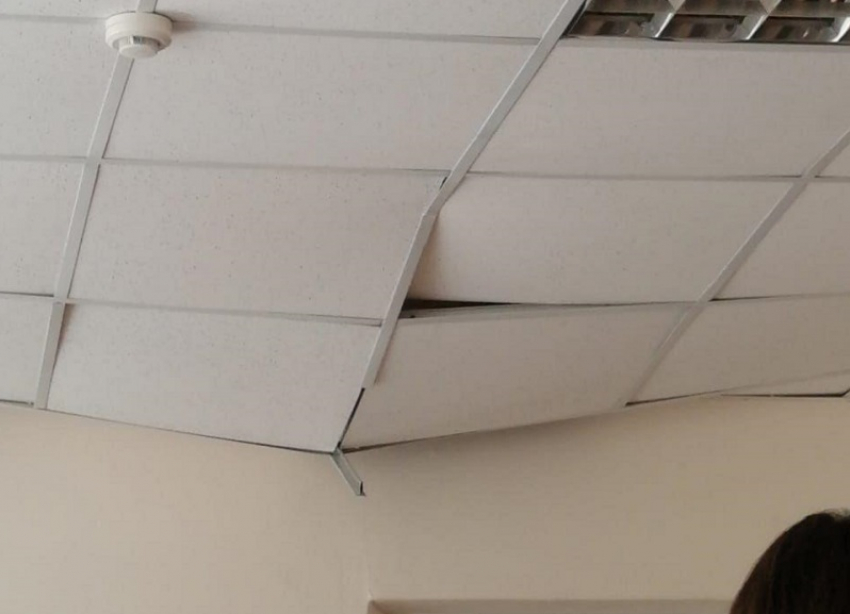Уже в третьей школе Ставрополя обвалился потолок