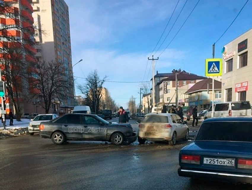Два автомобиля создали огромную пробку в Ставрополе