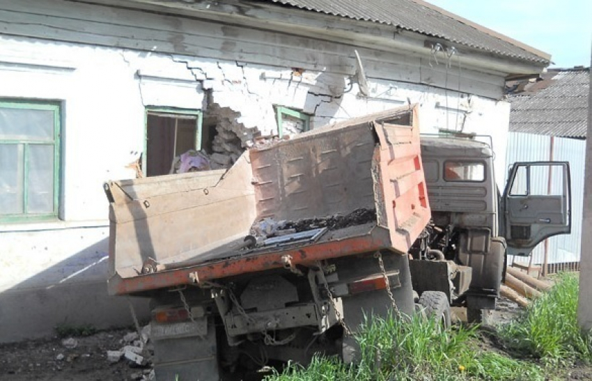 КамАЗ врезался в жилой дом