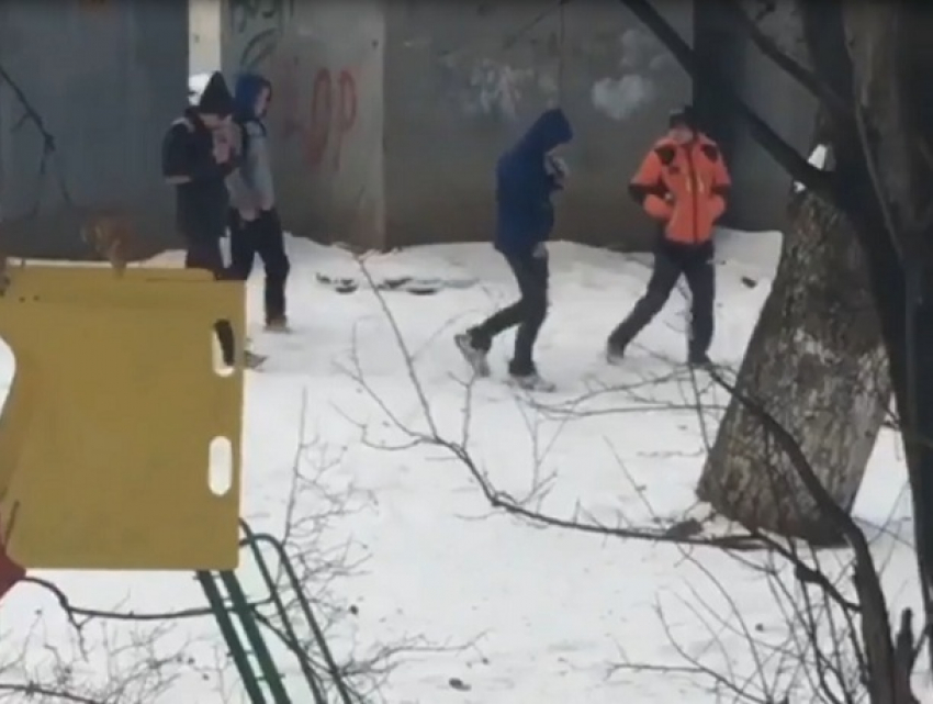 Нюхающие за гаражами газ «малолетки» попали на видео в Ставропольском крае 