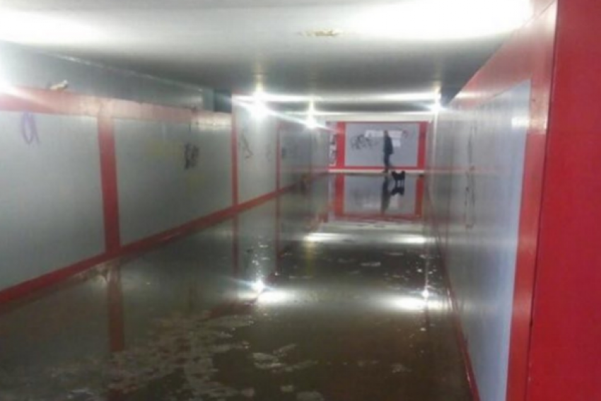 Залитый водой подземный пешеходный переход возмутил пятигорчан