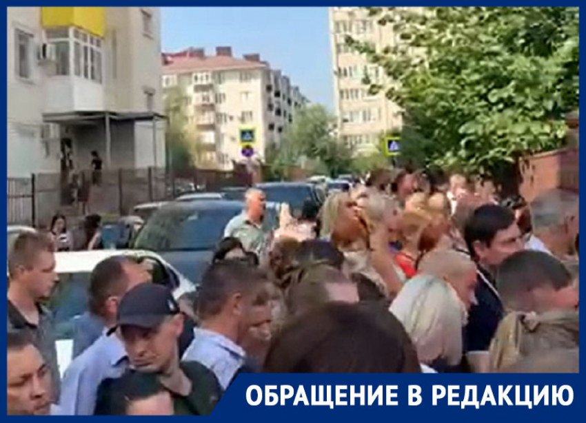 «Забрать ребенка — ад»: родители первоклассников 43 школы в Ставрополе устраивают давку у входа на территорию