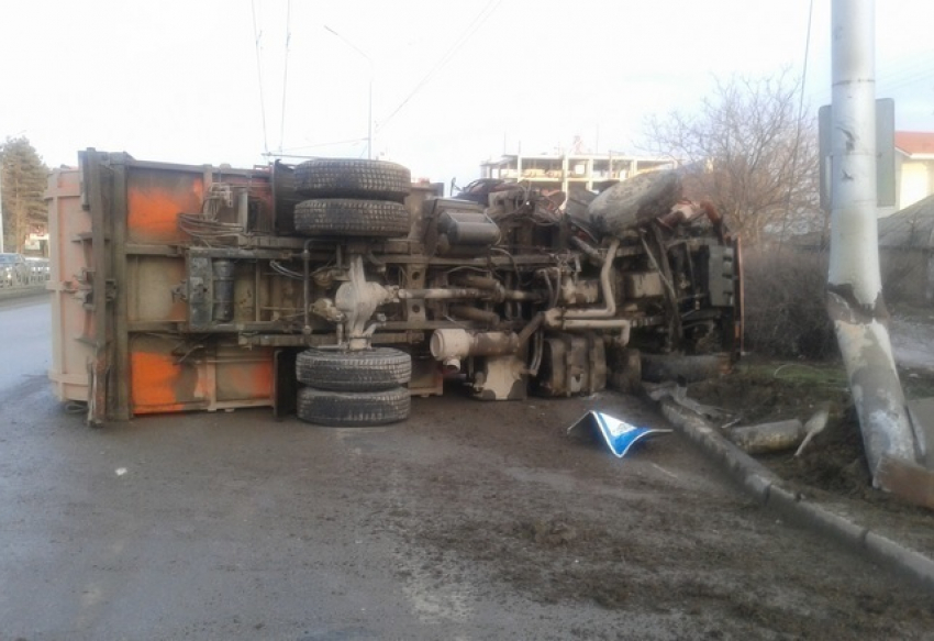 На одной из улиц Ставрополя перевернулся мусоровоз