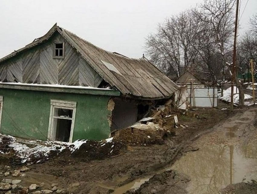 Жители разрушаемой оползнем улицы в Пятигорске попросили помощи у властей 