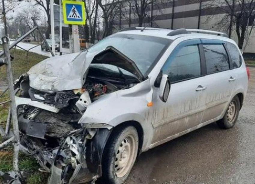 На Ставрополье 21-летняя девушка и трое несовершеннолетних доставлены в больницу из-за аварии