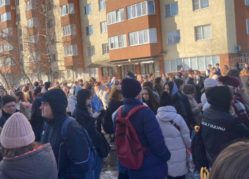Из вузов Ставрополя массово эвакуируют людей из-за угрозы минирования 