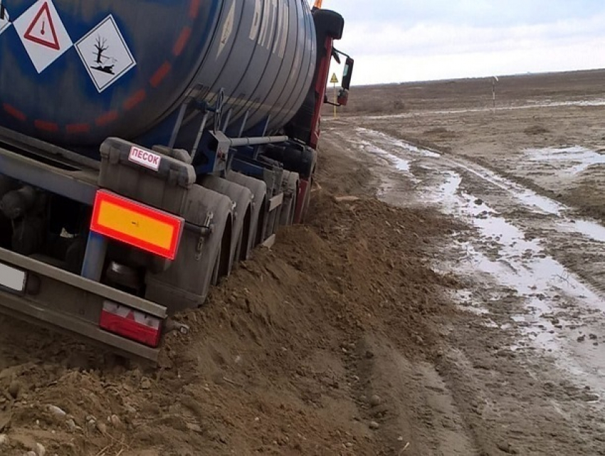 30-тонный грузовик, груженный нефтью, чуть не перевернулся на Ставрополье