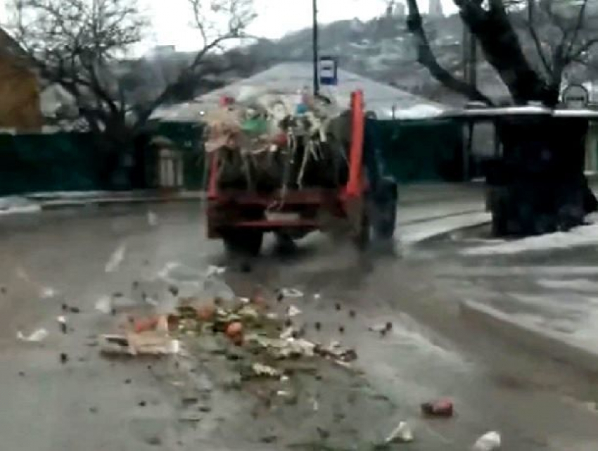 Мусоровоз раскидал мусор по улицам Ставрополя и попал на видео
