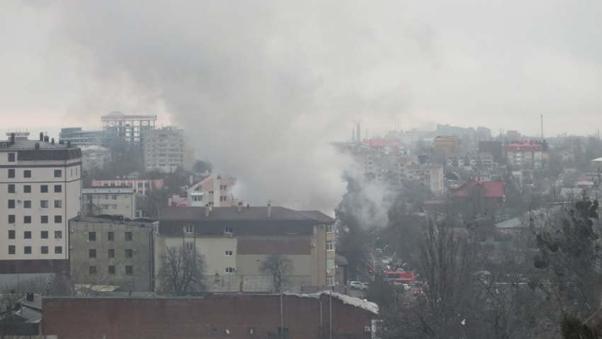 В центре Ставрополя загорелся дом