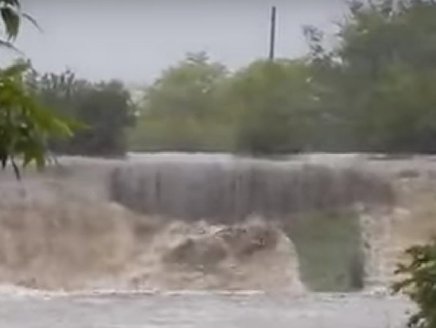 Пугающие кадры прорыва двух плотин и разлива реки на Ставрополье попали на видео