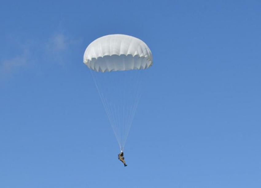 В Ставропольском крае во время тренировочного прыжка погибла парашютистка