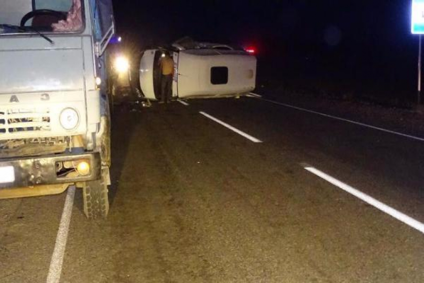 Пассажирский автобус перевернулся на ставропольской трассе после столкновения с грузовиком и легковушкой