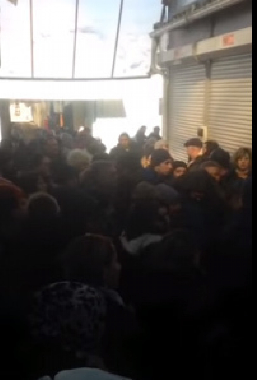 В Пятигорске таможенники забирают товар у торговцев рынка «Лира", но не трогают нелегалов