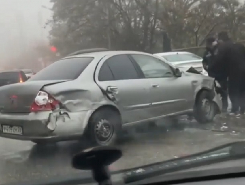 Последствия ДТП с участием трех автомобилей попали на видео в Ставрополе