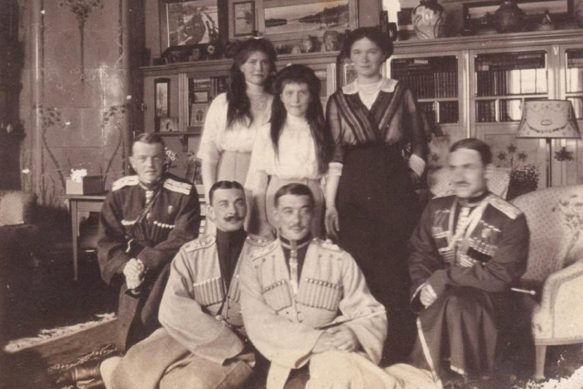 Уникальные фотографии Николая II и семьи Романовых нашли во время ремонта крыши здания на Ставрополье 