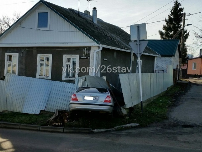 Иномарка «не вписалась» в поворот и «разнесла» забор в Ставрополе