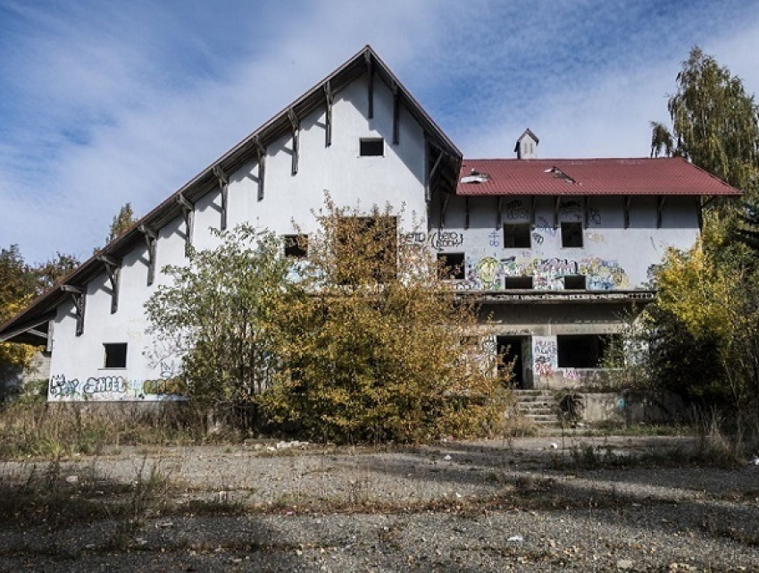 Кто обитает в загадочном и недостроенном здании гостиницы в парке «Победы» в Ставрополе