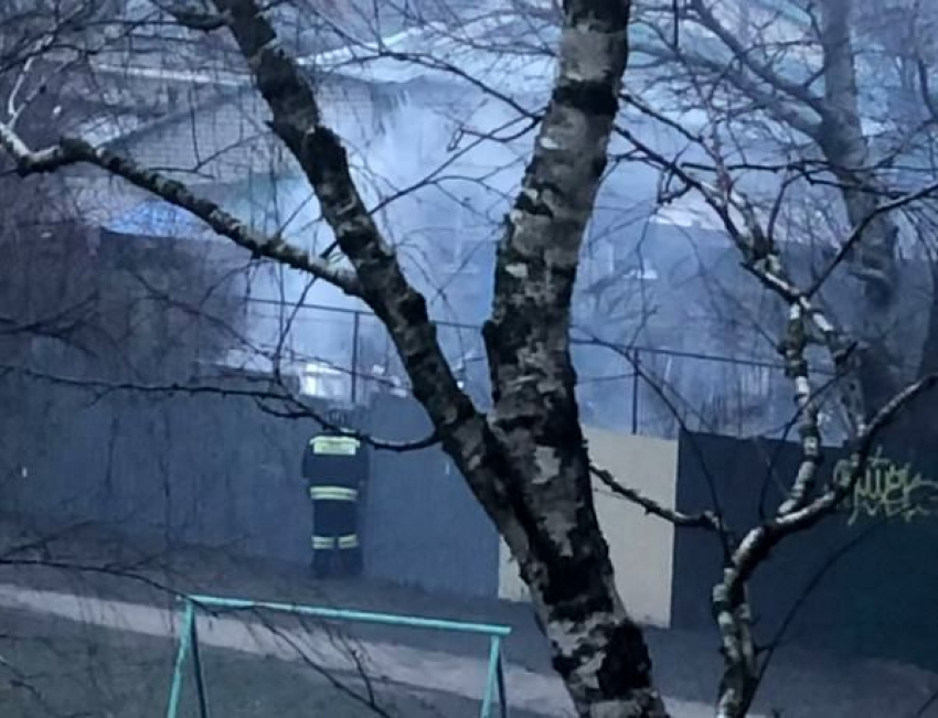 Злостный поджигатель задымил целый двор и заставил приехать пожарных в Ставрополе