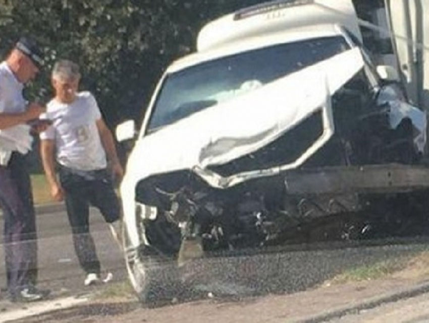 Белая иномарка сильно разбилась после удара о дорожное ограждение в Ставрополе 