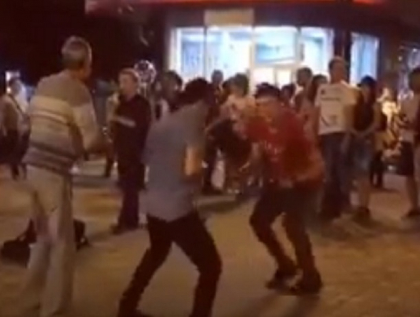 Зажигательные танцы молодых людей на улице собрали толпу и попали на видео в Пятигорске 