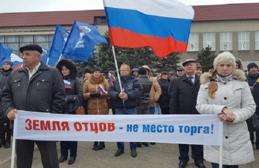 Более тысячи жителей вышли на площадь Светлограда с лозунгами за сохранение села