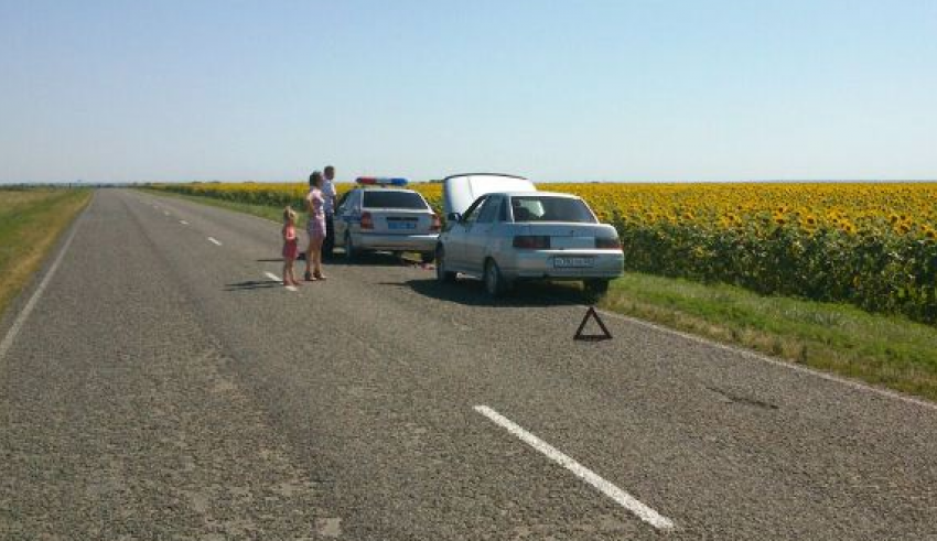 Мать с маленьким ребенком спасли на трассе Ставрополья
