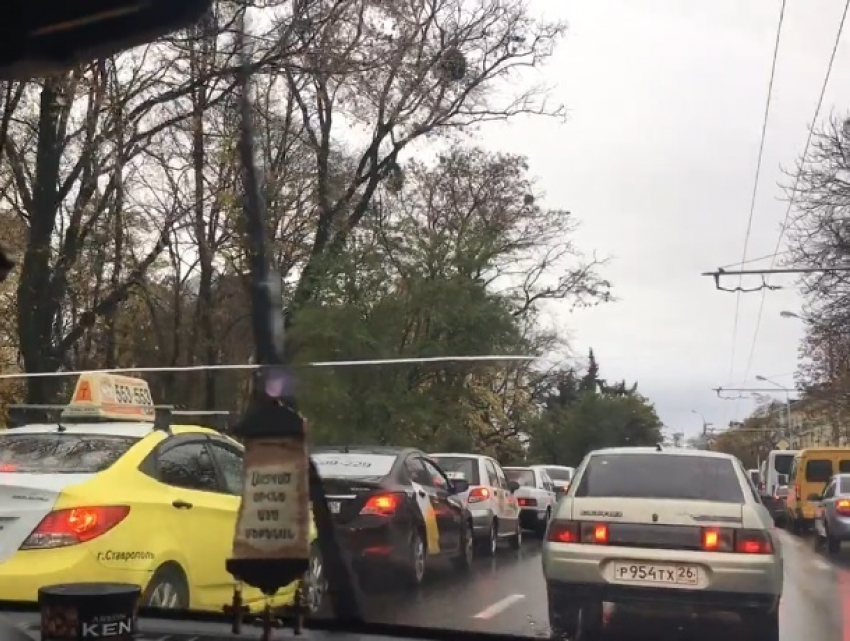 «Город встал»: дождь парализовал движение на дорогах Ставрополя
