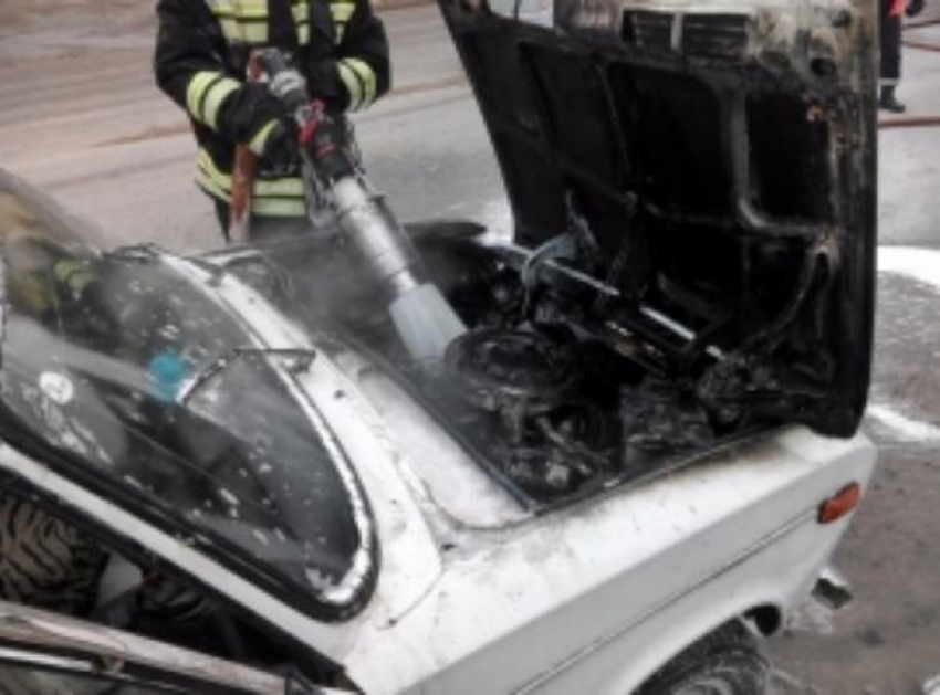 Отечественная легковушка сгорела дотла на Ставрополье