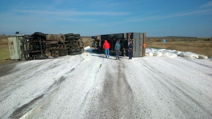 На Ставрополье перевернулся грузовой автомобиль, перевозивший селитру.