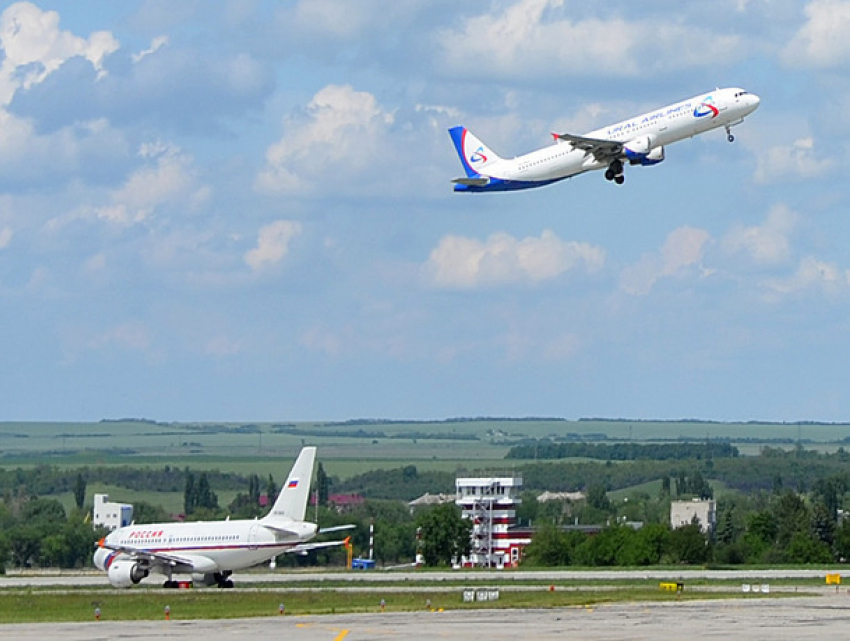 Самолет из Москвы внепланово сел в аэропорту Минеральных Вод из-за закурившего пассажира 