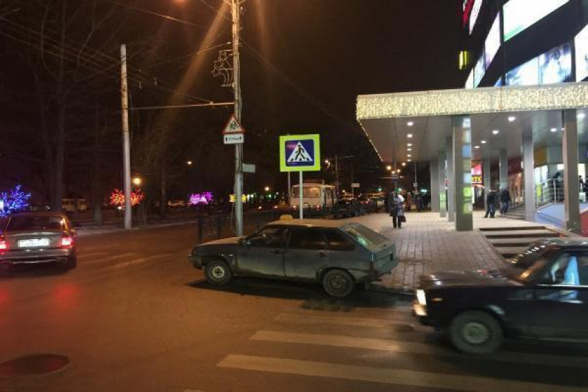 Паркуюсь как хочу: такси расположилось на пешеходном переходе возле ТЦ «Европейский» Ставрополя