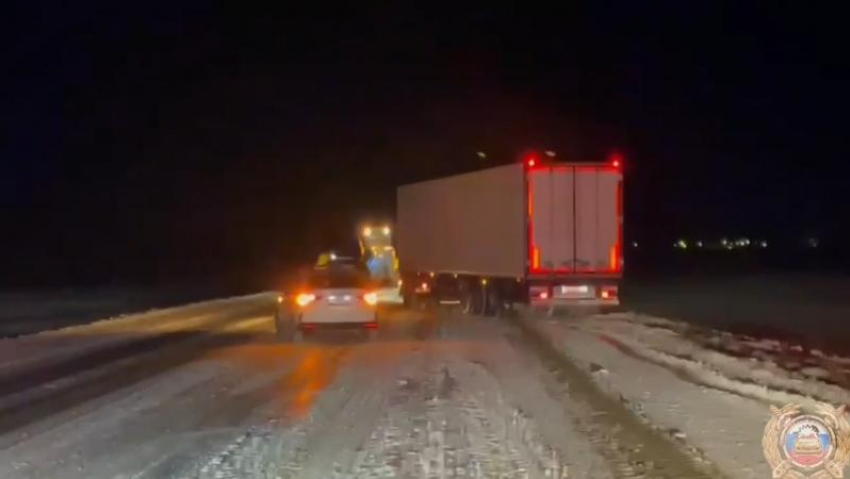 Съехавшим в кювет водителям большегрузов помогли ставропольские автоинспекторы