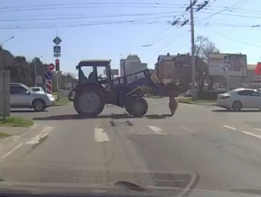 "Оперативненько": забавная ситуация с матрасом на дороге попала на видео в Ставрополе 