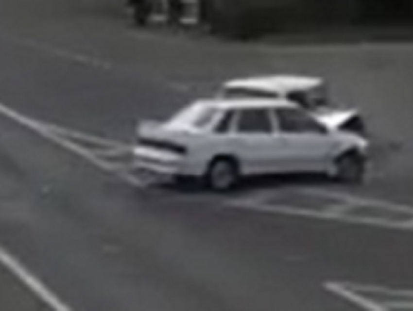 Жесткая авария на перекрестке с участием двух отечественных автомобилей в Пятигорске попала на видео