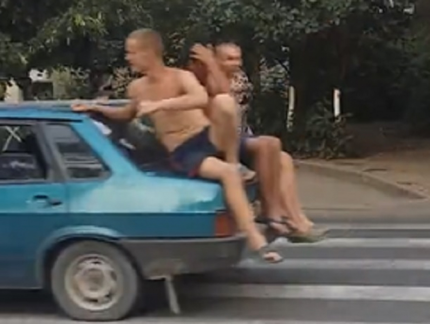 Три полуголых молодых человека прокатились по Ставрополю «верхом» на багажнике