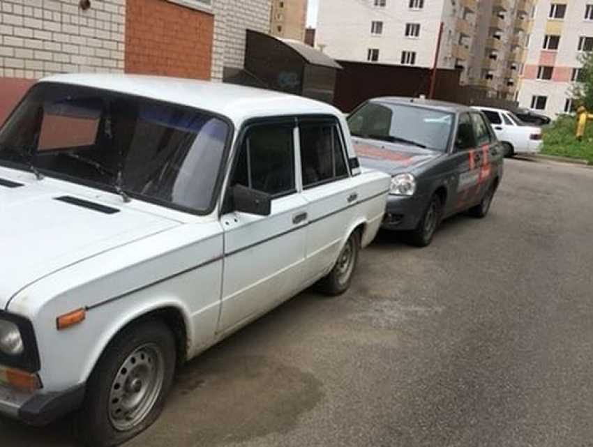 Неизвестные изувечили 2 автомобиля и скрылись в Ставрополе