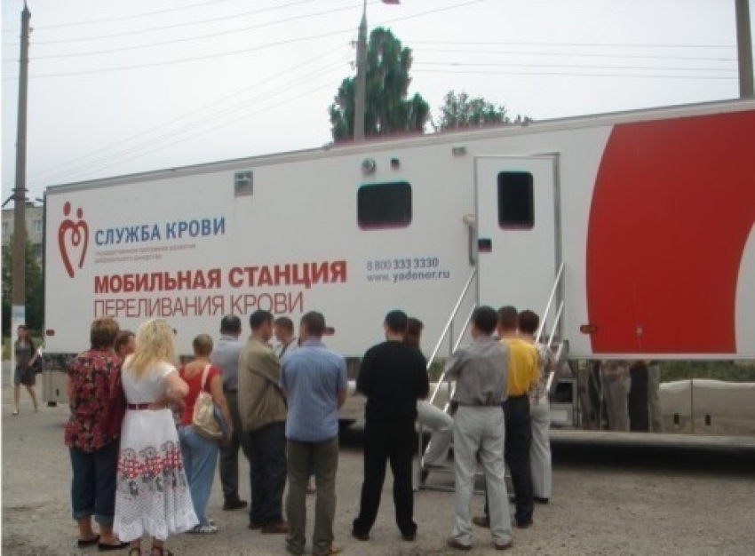 Врач получил тяжелые травмы после падения со стремянки 