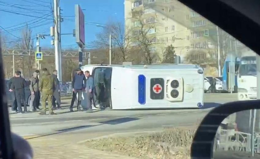 Машина скорой помощи столкнулась с автобусом и перевернулась в Ставрополе