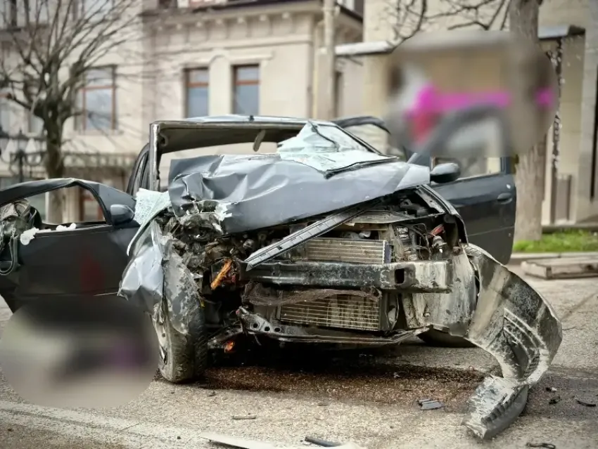 Иномарка на скорости врезалась в дерево в Железноводске: 2 человека погибли, один ранен